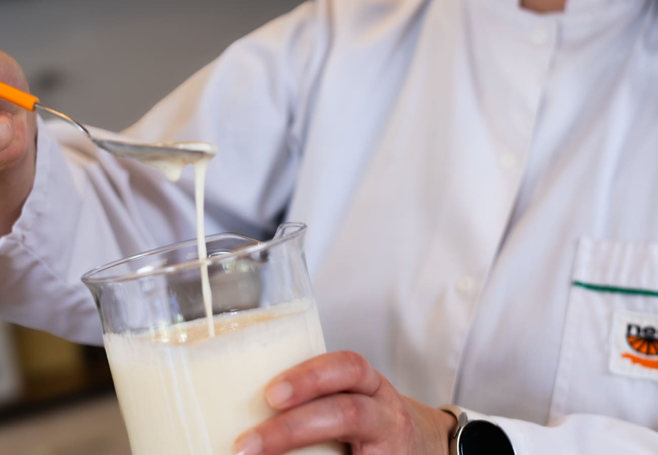 Kas veido kefīra garšu? Pienskābes baktēriju un raugu loma