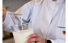 Kas veido kefīra garšu? Pienskābes baktēriju un raugu loma