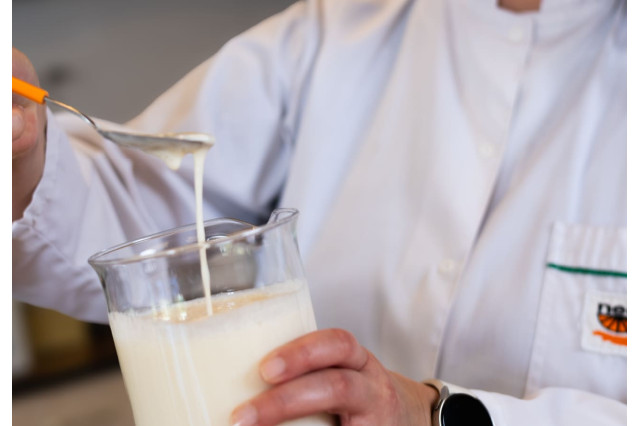 Kas veido kefīra garšu? Pienskābes baktēriju un raugu loma